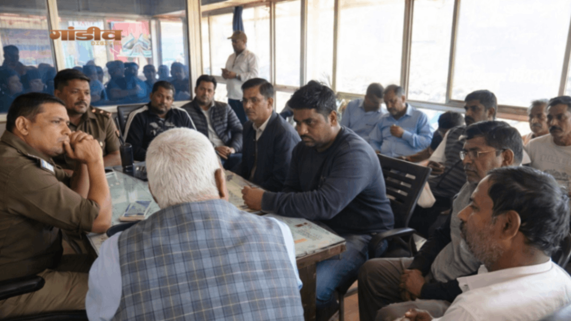 नाविकों संग पुलिस प्रशासन ने नौका संचालन पर की चर्चा, गंगा हो प्रदूषण मुक्‍त 