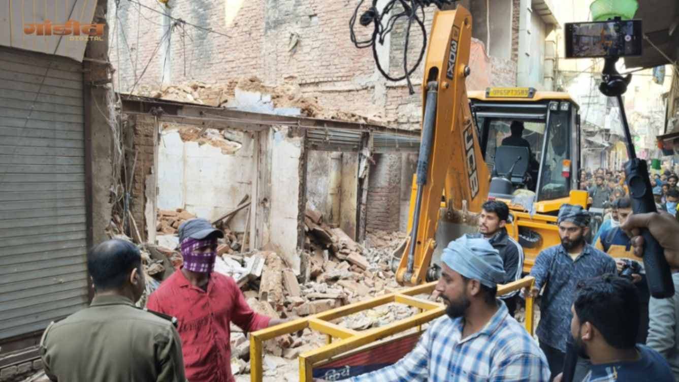दालमंडी चौड़ीकरण को रफ्तार देने के लिए बुल्‍डोजर एक्‍शन, अब तक 29 मकान ध्‍वस्‍त
