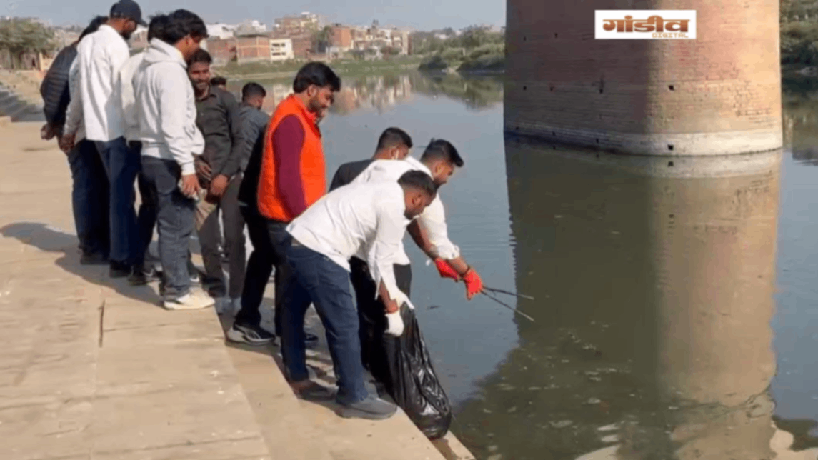 वाराणसी में एनएसयूआई कार्यकर्ताओं ने वरुणा नदी में की सफाई