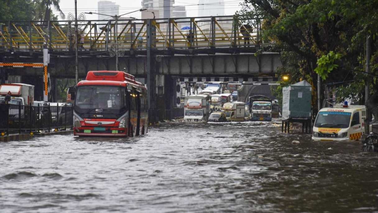  मुंबई में आफत की बारिश, भूस्खलन से 2 की मौत...
