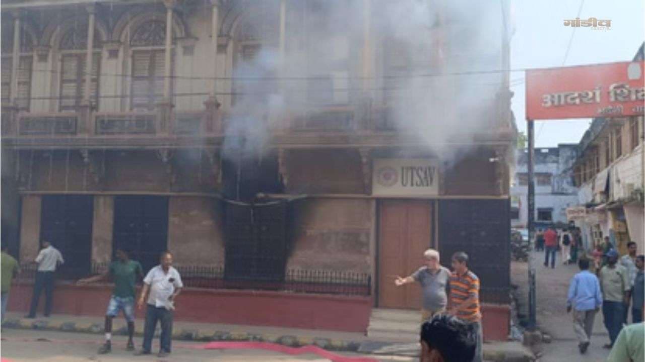 साड़ी के शोरूम में लगी भीषण आग, लाखों का सामान खाक 
