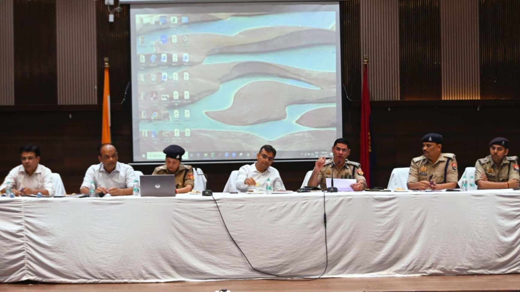 होमगार्ड्स एनरोलमेंट परीक्षा को लेकर अलर्ट, डीएम ने की ब्रीफिंग