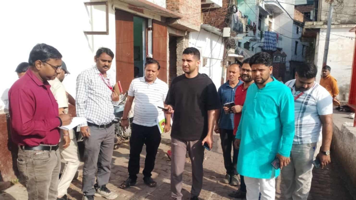 नगर आयुक्त ने ईश्वरगंगी वार्ड का किया निरीक्षण, डोर-टू-डोर कूड़ा उठाने पर दिया जोर