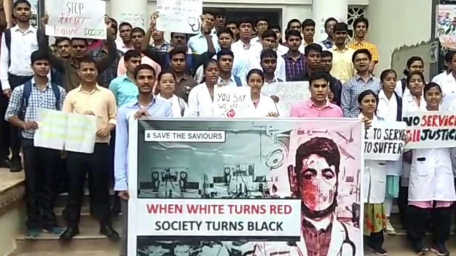 BHU अस्‍पताल में जूनियर डाक्‍टरों की हड़ताल से तंग हुए मरीज, सीनियरों ने संभाला कामकाज 