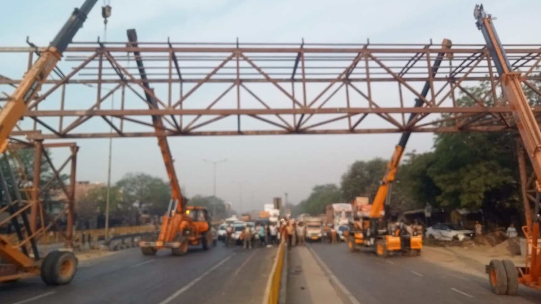 रोहनिया हाईवे पर फुट ओवरब्रिज निर्माण के चलते घंटों बाधित रहा यातायात, वाहनों की लगी कतार