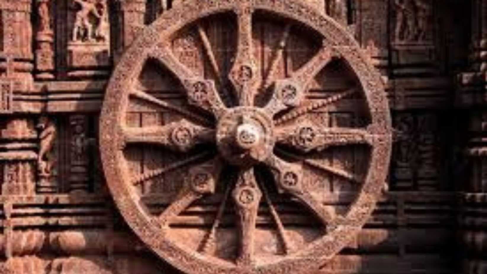 काशी में धरोहरों का हाल: वर्षों पुरानी सूर्य घड़ी सड़क किनारे फांक रही धूल, बेफिक्र सरकारी मशीनरी 