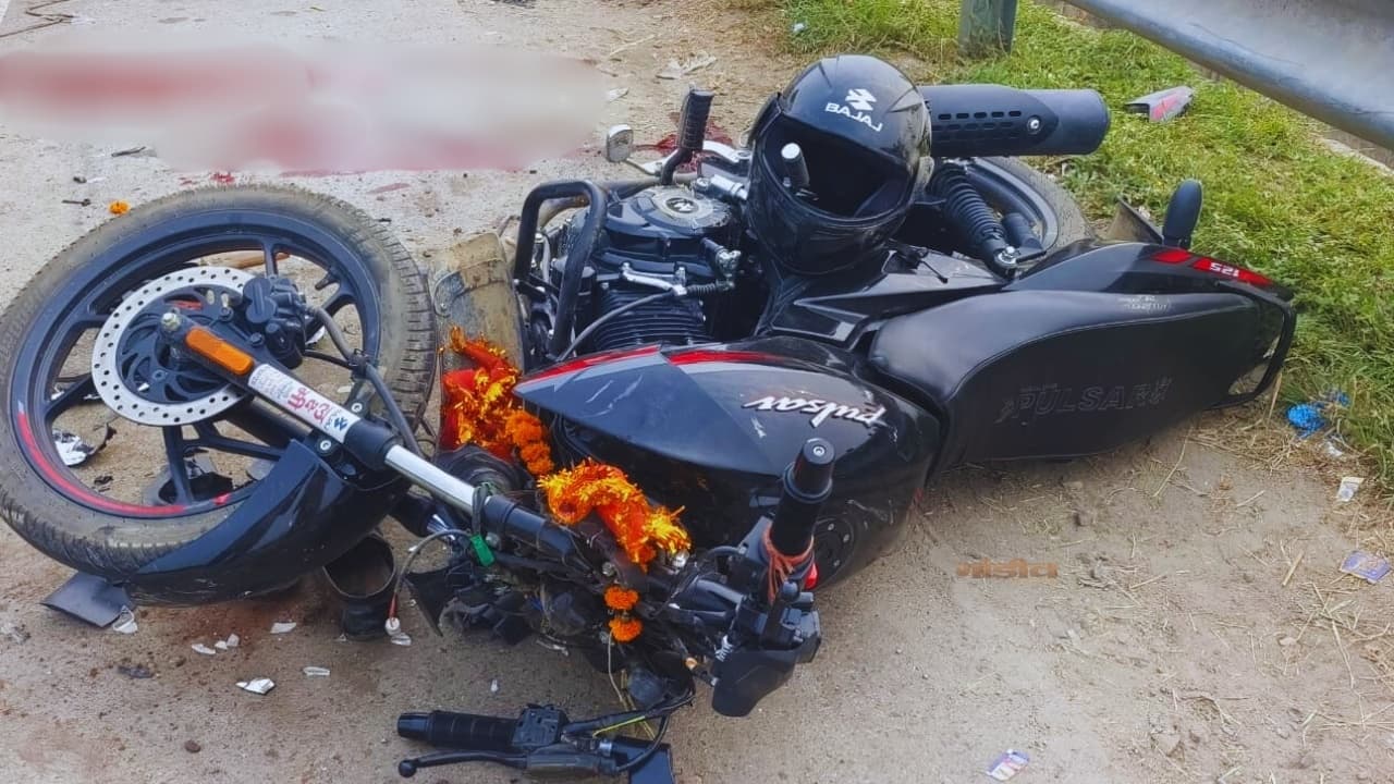 मिर्जामुराद में खड़े ट्रक से टकराई तेज रफ़्तार बाइक, दो की मौत 