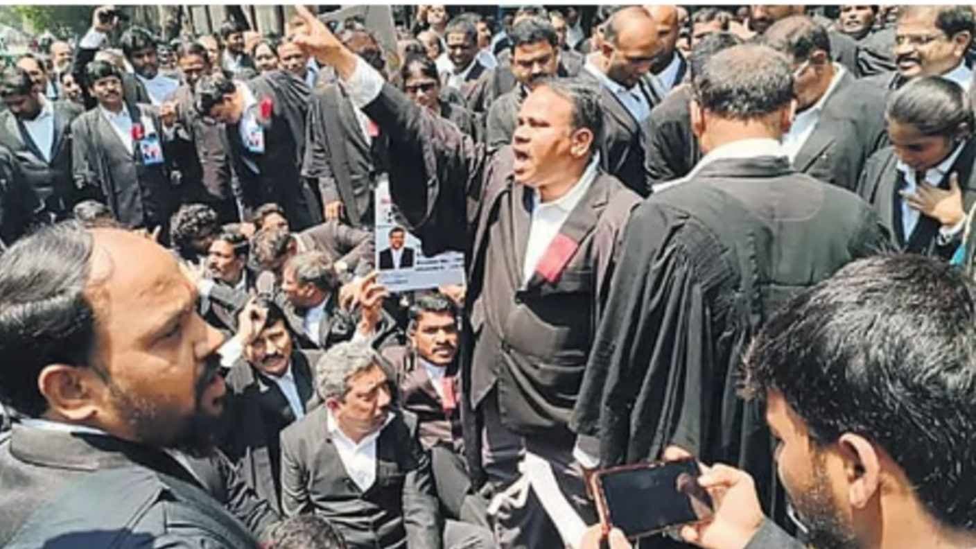मनीष हत्‍याकांड के विरोध में वकीलों ने किया चक्‍काजाम, धरना देकर की आवाज बुलंद 