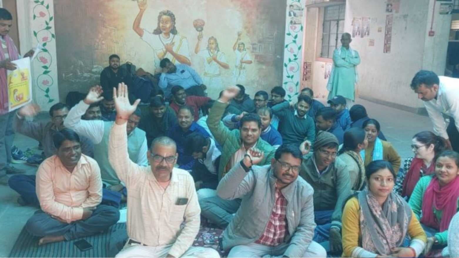 राजातालाब तहसील में लेखपालों का SDM के खिलाफ धरना-प्रदर्शन, लगाए ये आरोप 
