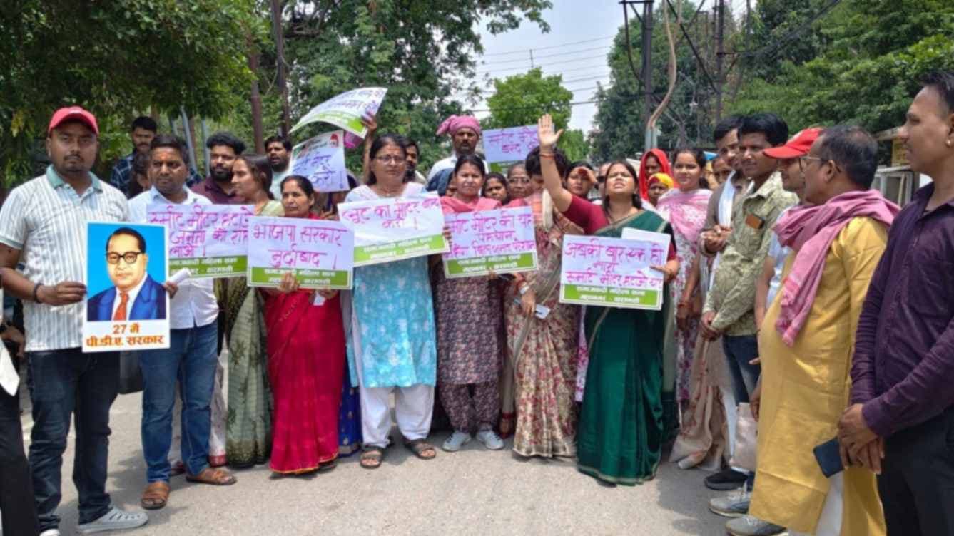 स्मार्ट मीटर के विरोध में सपा महिला सभा का MD कार्यालय पर प्रदर्शन, सौंपा ज्ञापन
