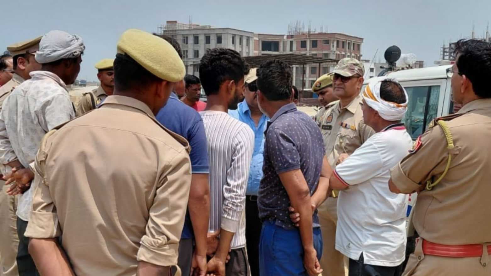 निर्माणाधीन पुलिस लाइन के काम में बाधा बने ग्रामीण, निजी जमीन पर चहारदीवारी बनाने का आरोप 