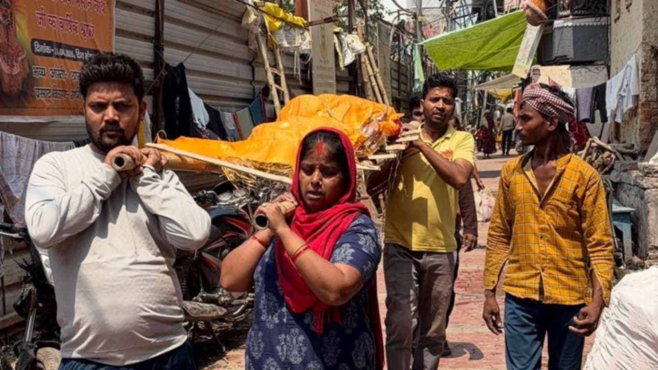 मदर्स डे पर बेटी ने निभाया बेटे का फर्ज, मां को दिया कंधा और मुखाग्नि