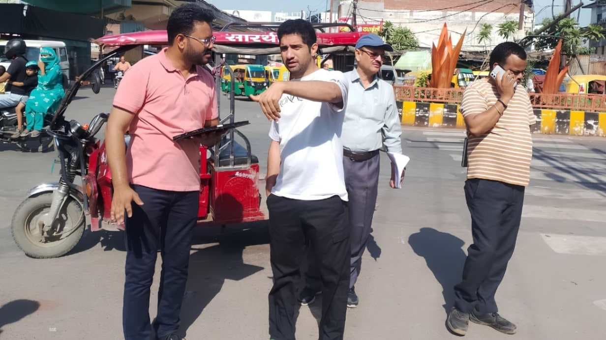 पांडेयपुर चौराहे की बदलेगी सूरत, जाम से मिलेगी राहत; नगर आयुक्त ने तैयारियों का लिया जायजा...