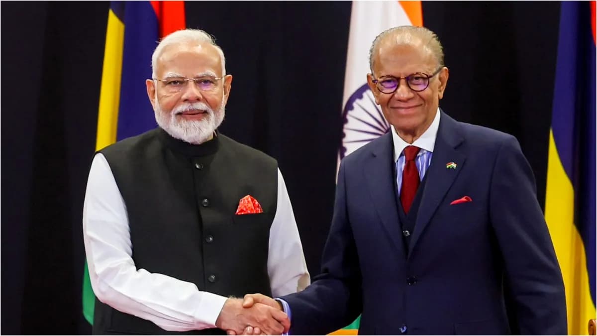 पीएमद्वय का आगमनः सजा-संवरा दिखने लगा बनारस, जगह-जगह लगे पोस्टर