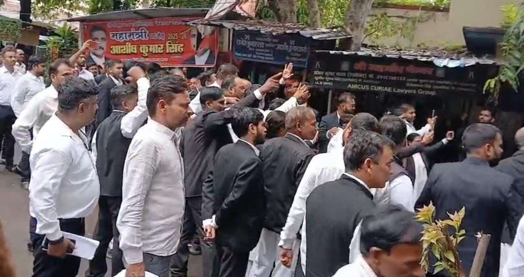 पुलिस – वकीलों में बढा तनाव, डीएम पोर्टिको में विरोध प्रदर्शन
