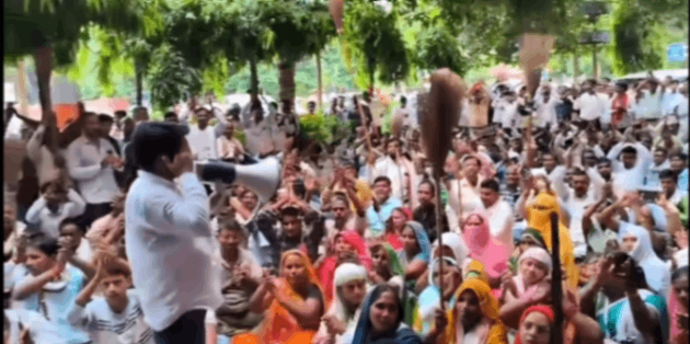 वाराणसी में सफाई कर्मियों का हल्ला बोल,विकास भवन में धरना देकर की नारेबाजी 