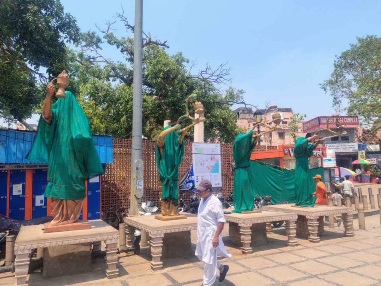 दशाश्वमेध प्लाजा की मूर्तियां एक साल से अनावरण के इंतजार में, जिम्मेदारों पर उठे सवाल...