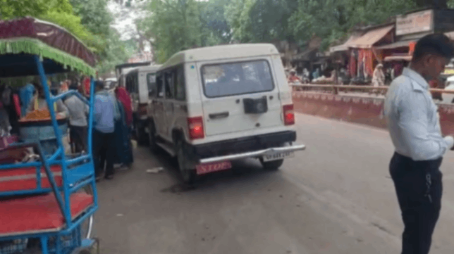 टाउनहॉल पार्किंग फुल होते ही सड़क बनी अवैध पार्किंग, पुलिस की मौजूदगी में जाम से जूझते रहे लोग...