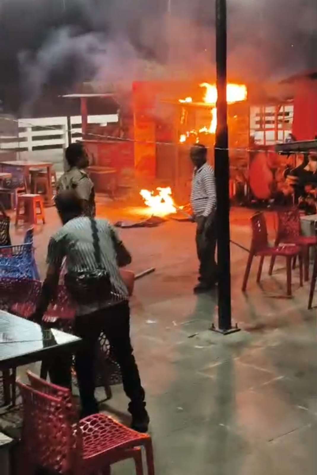 नमो घाट की दुकान में लगी आग ने उजागर की सुरक्षा में बड़ी चूक, फायर सेफ्टी इंतजामों पर उठे सवाल...