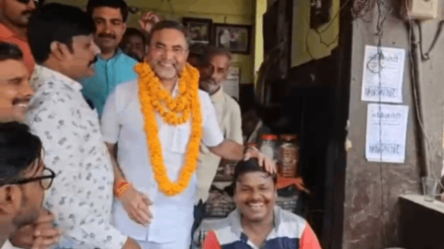 पप्पू की चाय अड़ी पर बृजेश सिंह का सम्मान, जुटे शहर के प्रमुख लोग...
