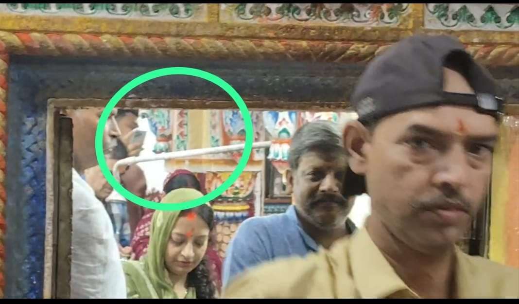 मां कात्यायनी मंदिर में पैसा लेकर पीछे के गेट से वीआईपी प्रवेश 