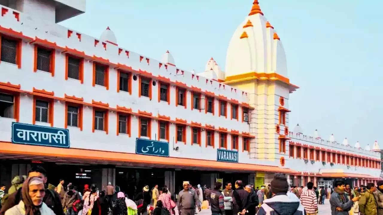 वाराणसी कैंट स्‍टेशन पर राजधानी एक्सप्रेस की चपेट में ट्रेन मैनेजर, हालत गंभीर