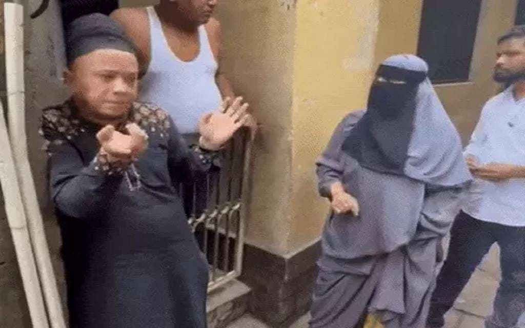 महिला का फूटा गुस्सा: स्कूटी सवार शोहदे की जूते-चप्पलों से की पिटाई 