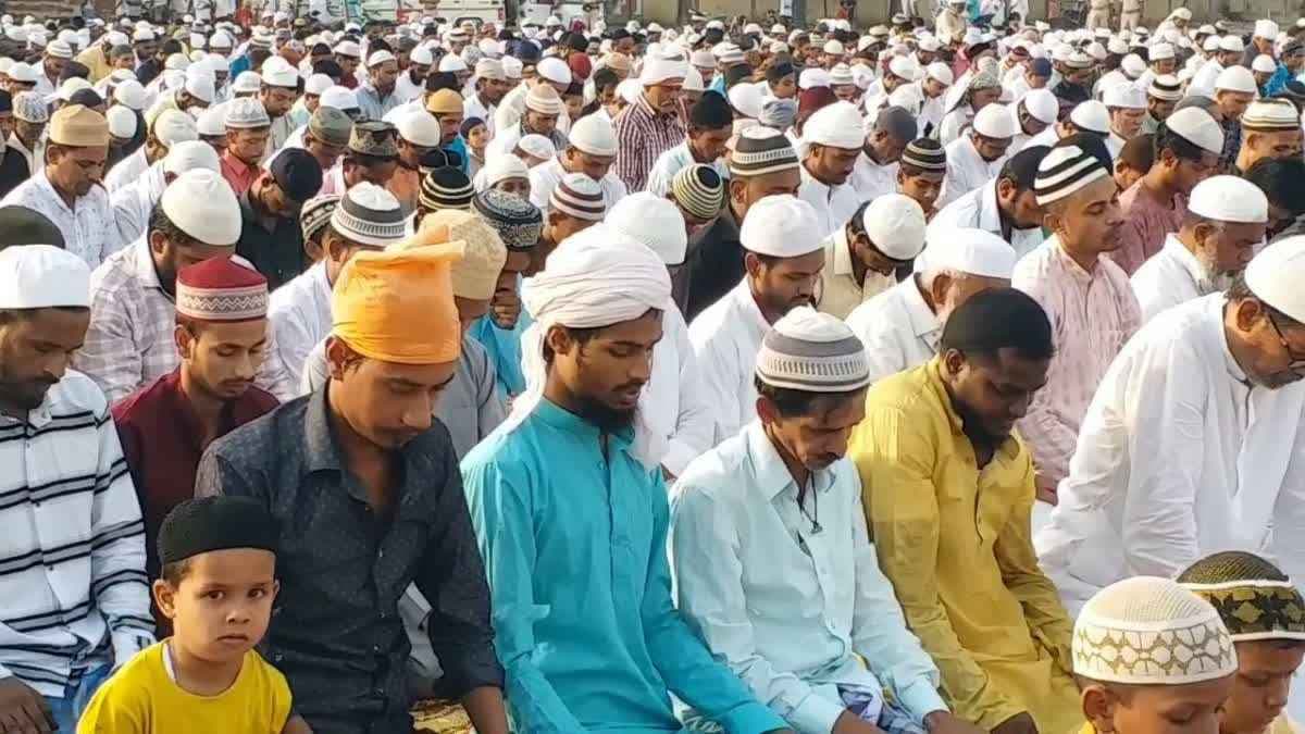 काशी में अकीदत के संग मस्जिदों और ईदगाहों में अदा हुई नमाज, गले मिलकर दी गई बधाइयां 