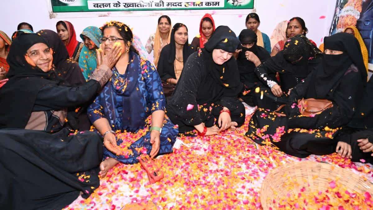 वाराणसी में दिखा अद्भुभुत होली का उत्सव, मुस्लिम महिलाओं ने हिंदू बहनों के संग खेली होली 