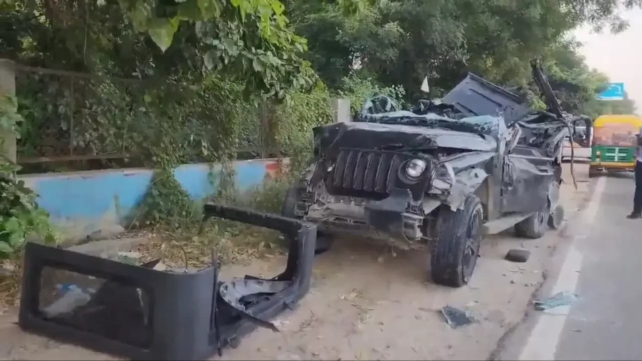 दिल्ली-जयपुर हाईवे पर डिवाइडर से टकराई तेज रफ्तार थार, पांच की मौत