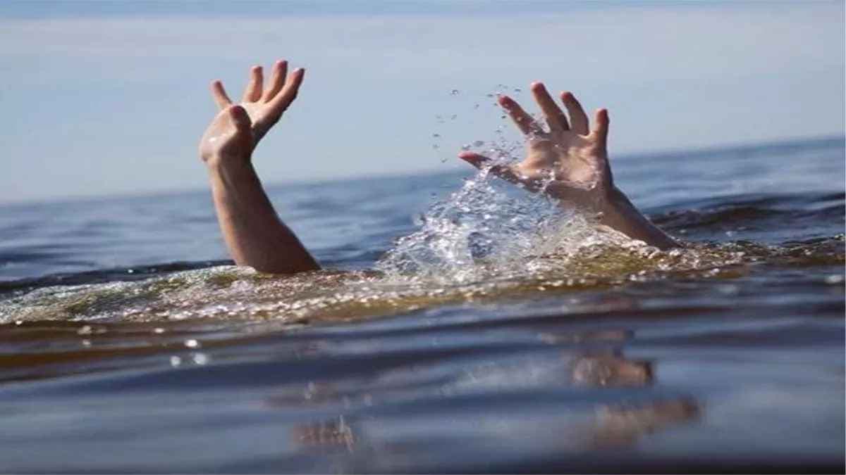 वाराणसी में गंगा -गोमती तट पर स्‍नान करने के दौरान युवक डूबा, तलाश जारी...