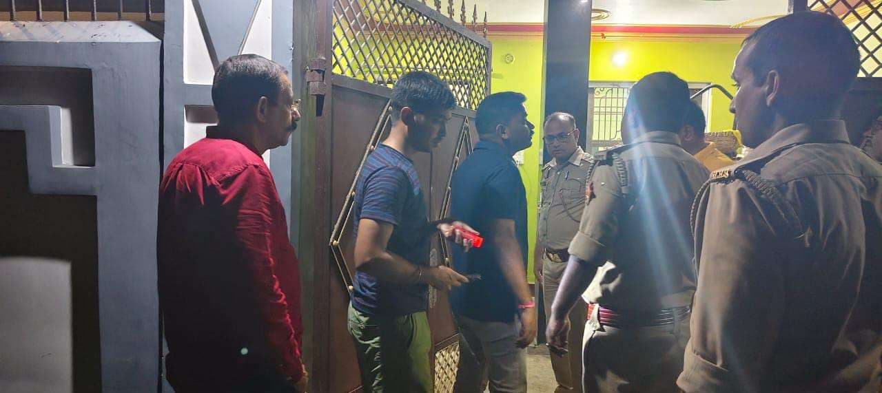 वाराणसी के रामनगर बाजार में ताबड़तोड़ फायरिंग, बैखोफ बाइक सवार बदमाशों की दबंगई से फैली सनसनी 