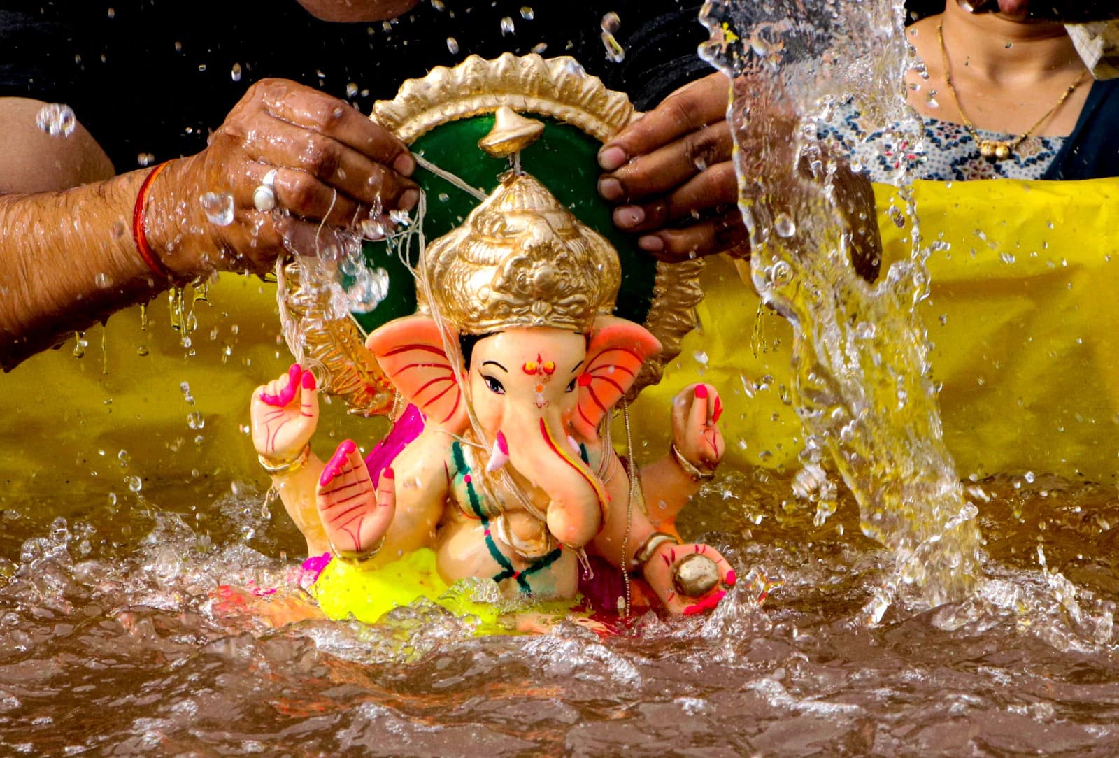 गणेश विसर्जन है जरूरी, ना करने पर होता है...