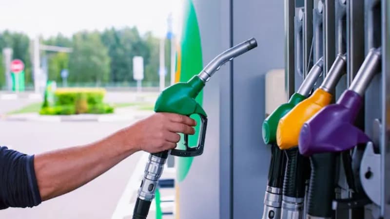 350 रुपए के पार पहुचा पेट्रोल, इस देश में मचा हाहाकार