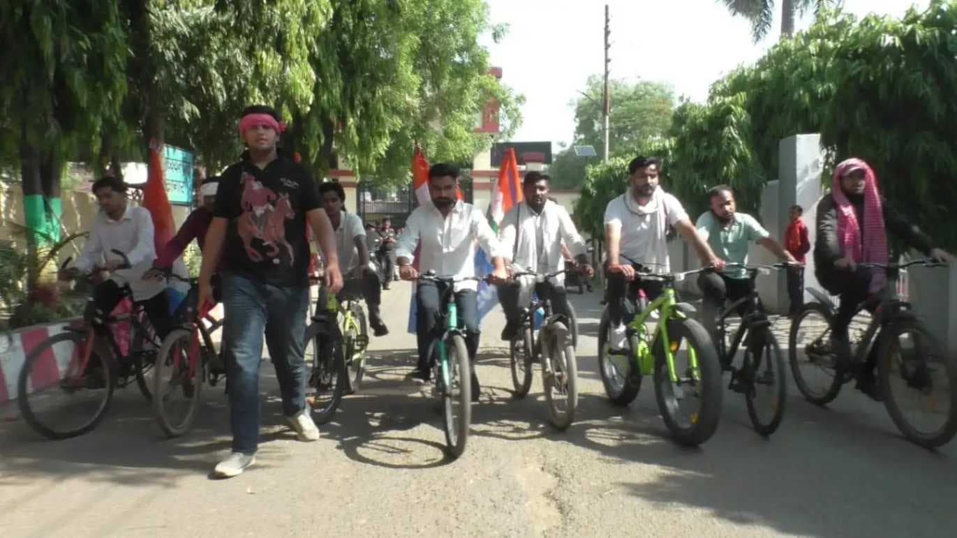 स्‍थापना दिवस पर NSUI कार्यकर्ताओं ने निकाली साइकिल यात्रा, दिया ये संदेश