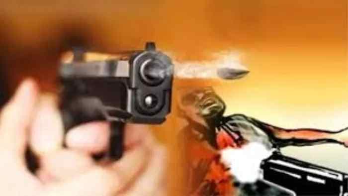 युवक पर गोली चलने से सनसनी, आरोपी ने खुद को बैंक के अंदर किया बंद