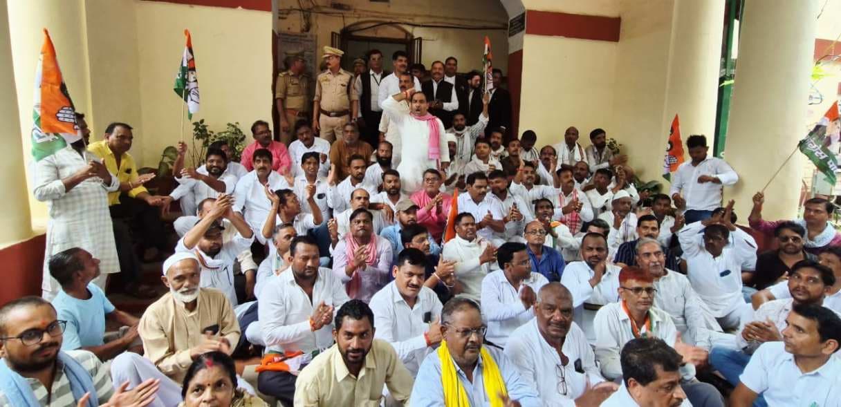 
वाराणसी में कांग्रेस का ‘हल्ला बोल’ प्रदर्शन, वोटों की धांधली और सांसदों की गिरफ्तारी पर नाराजगी
