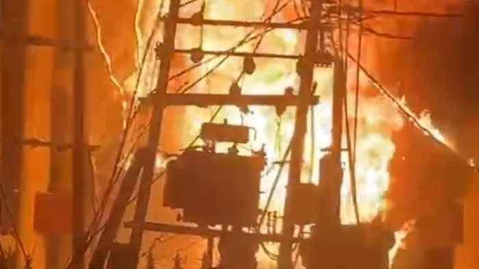 ट्रांसफार्मर में आग लगने से मची अफरा तफरी, घरों में घुसा धुआं