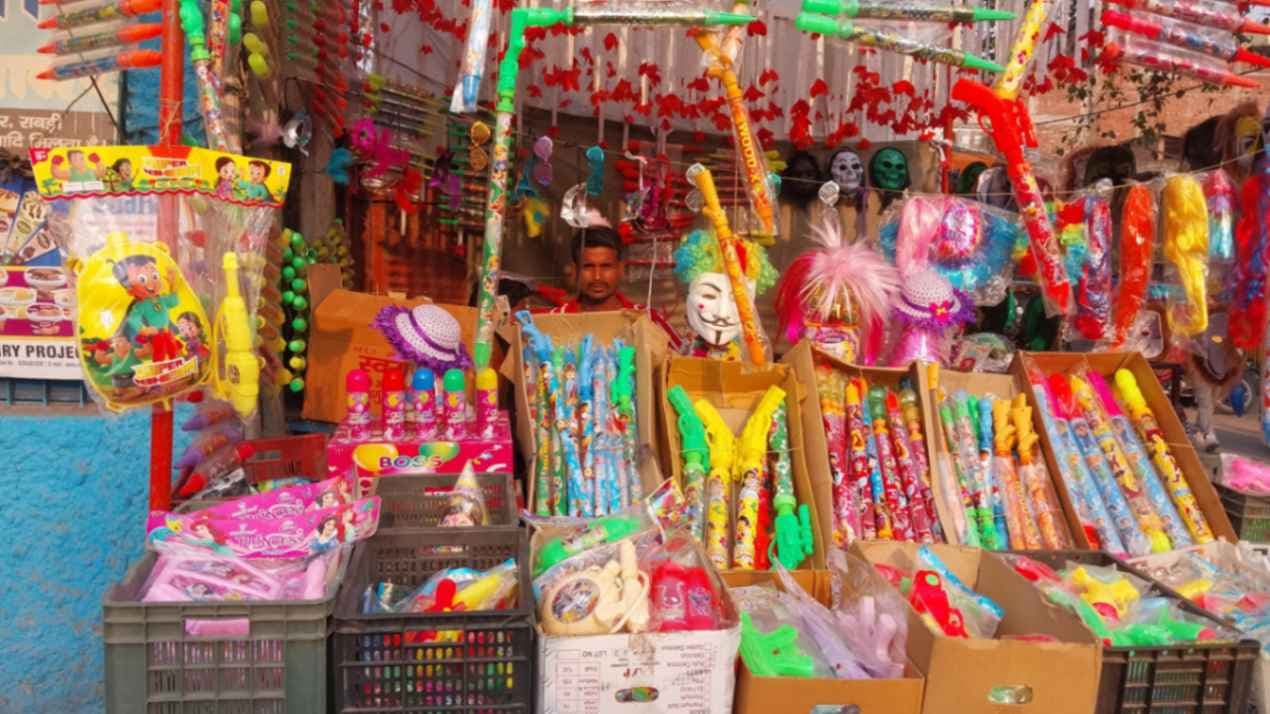 कार्टून कैरेक्टर जैसे पिचकारियों से सज गया बाजार,  छाई रौनक      