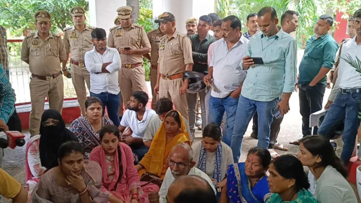 सीपी दफ्तर के बाहर धरने पर बैठे घायल दरोगा के स्वजन, बोले – वर्दी कैसे रहे सुरक्षित
