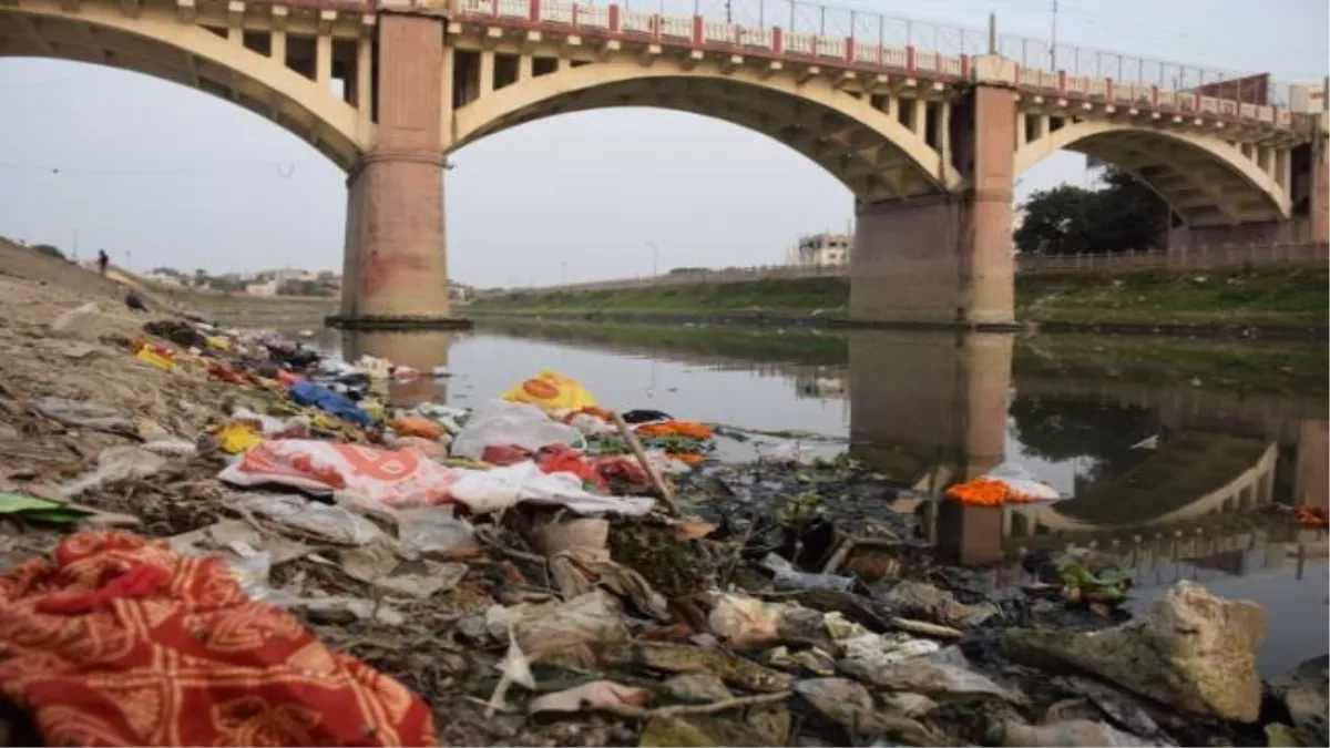 आस्‍था के नाम पर वरुणा नदी में प्रदूषण, गंदगी का अंबार बयां कर रही ये कहानी