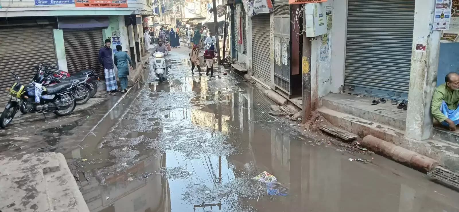 शहर की गलियों में सीवेज का सैलाब, मुश्किलें बढ़ीं
