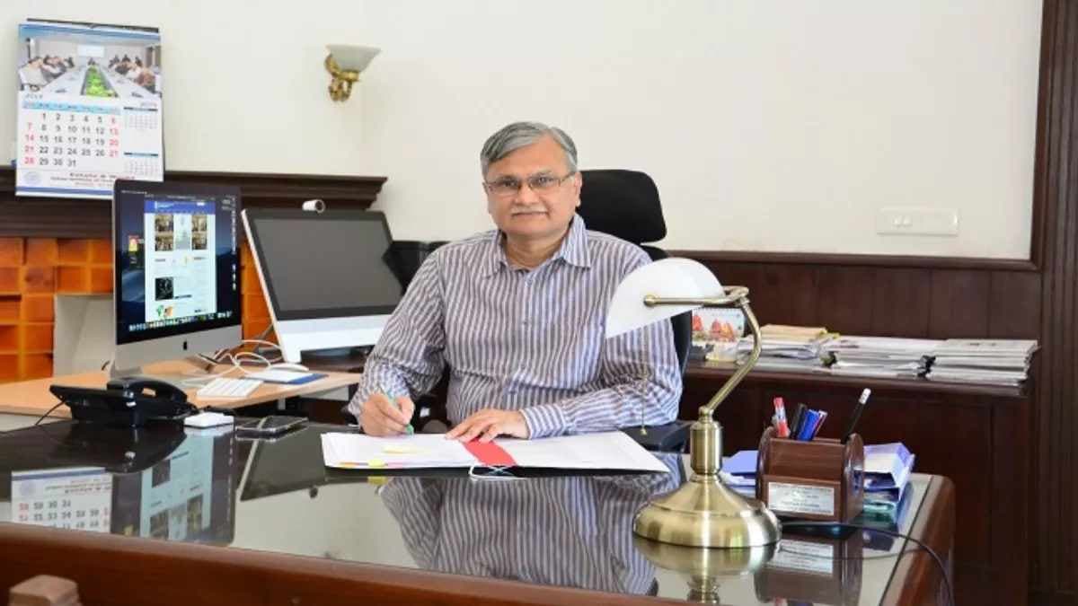 कुलपति ने साइबर लाइब्रेरी का किया औचक निरीक्षण, आधुनिकीकरण पर दिया जोर