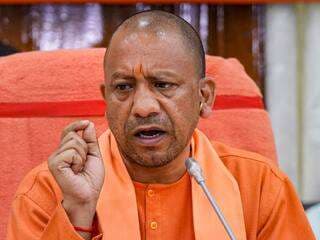 दो दिवसीय दौरे पर वाराणसी पहुंचे CM योगी, अधिकारियों के साथ कानून-व्यवस्था की ली समीक्षा