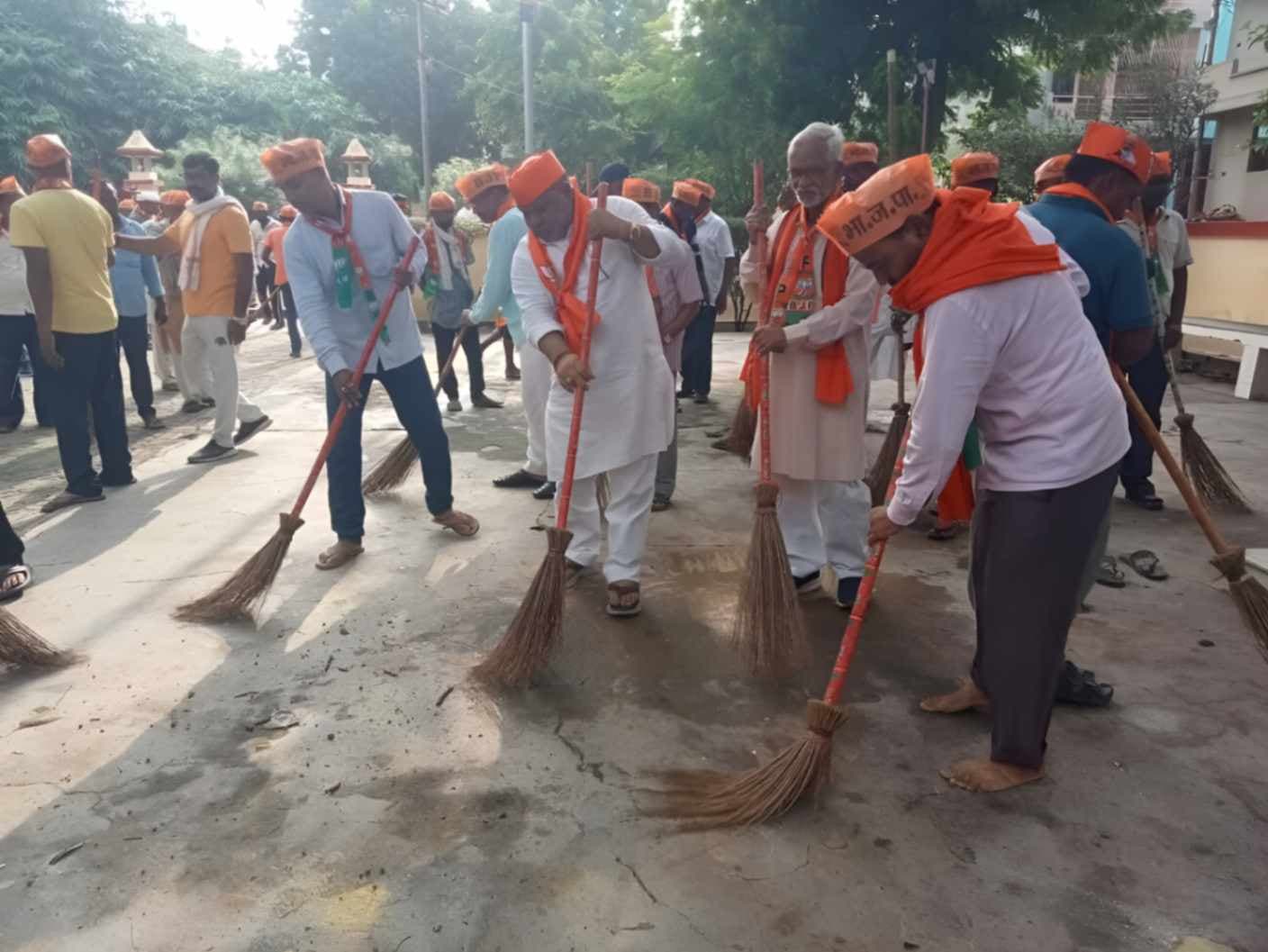 पीएम मोदी का जन्मदिनः काशी में भाजपाइयों ने,“स्वच्छ काशी- स्वस्थ काशी” का लिया संकल्प, झाड़ू लगाकर की साफ-सफाई