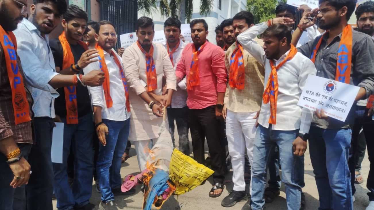 नीट प्रकरण को लेकर ABVP का विरोध प्रदर्शन, NTA का पुतला फूंका