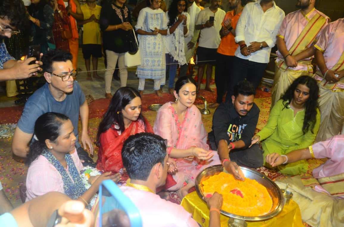 'इंडियन 2' की चर्चित अभिनेत्री रकुल प्रीत ने की गंगा आरती, बाबा के चरणों में झुकाया शीश
