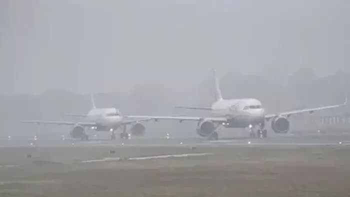 
कोहरे से हवाई इमरजेंसी, छह उड़ानें रद्द, कई विमान देरी से पहुंचे,यात्रियों की फजीहत