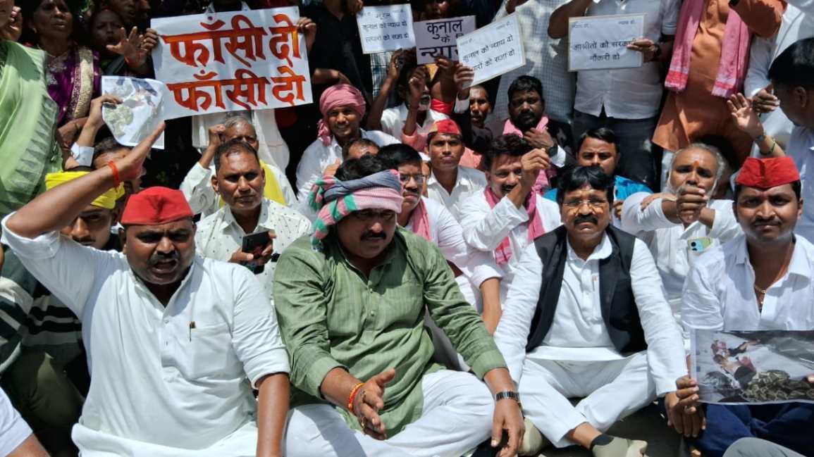 कुणाल गोंड हत्याकांड को लेकर सपा का मुख्यालय पर प्रदर्शन, लगाए गंभीर आरोप
