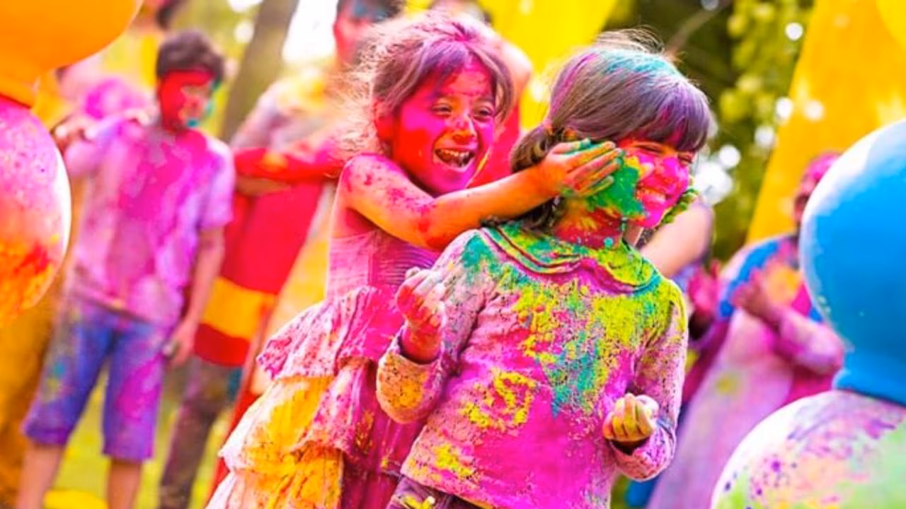 होली त्योहार पर रंगों से आंखों को बचाने के लिए करें ये उपाय, जाने टिप्स 